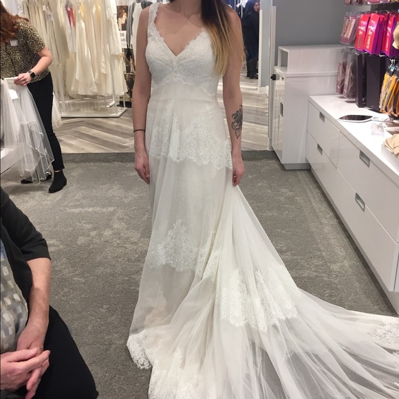 Lace ivory wedding dress - Picture 3 of 14